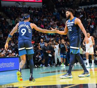 次吸引了众 次吸引了众